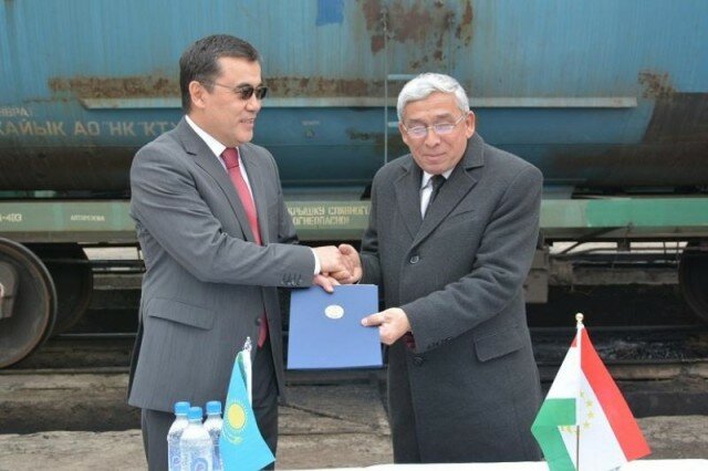Казахстан оказал гуманитарную помощь Таджикистану на $3,9 млн