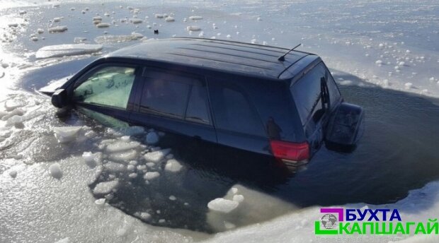 На Капшагайском водохранилище под лед провалилась машина марки «Honda CRV».