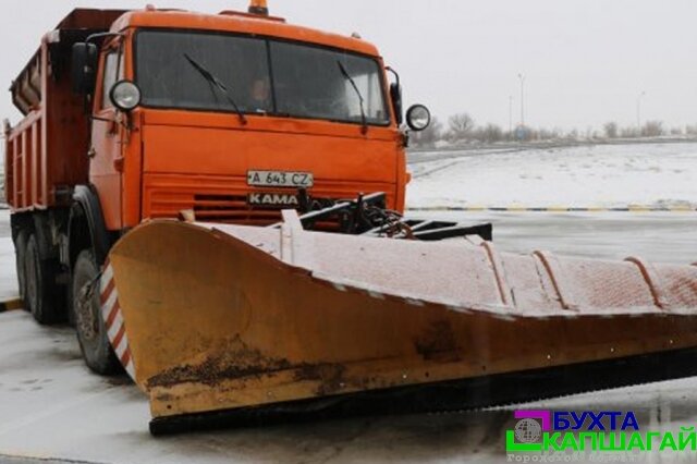 Снегоуборочная машина устроила массовое ДТП на трассе Алматы – Капшагай.