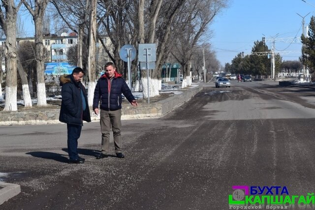 Акимат Капшагая прояснил ситуацию с асфальтированием улицы Конаева.